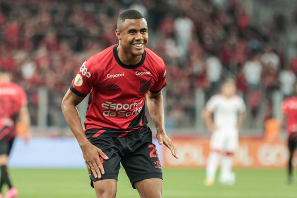 Corinthians oferece R$ 27 mi por Erick, Athletico faz jogo duro, mas conversas continuam