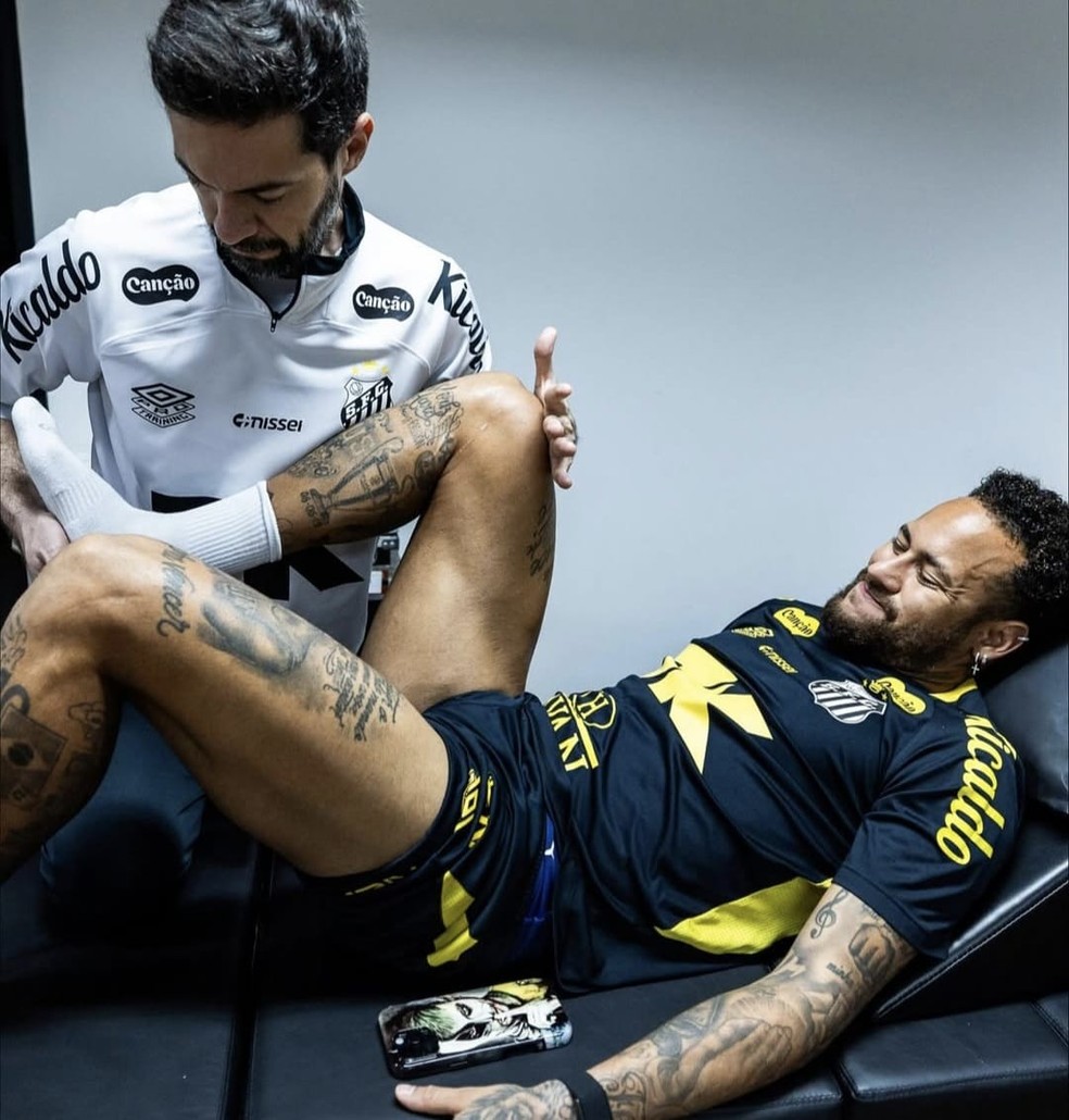 Neymar com Rafael Martini, seu fisioterapeuta particular, em tratamento de lesão no CT Rei Pelé em dia de treino do grupo  — Foto: Diego Sanches/Santos