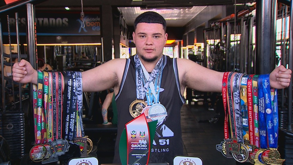 Queda de braço é esporte? Conheça o estudante do ensino médio tricampeão brasileiro: "Era sempre o mais fraco"
