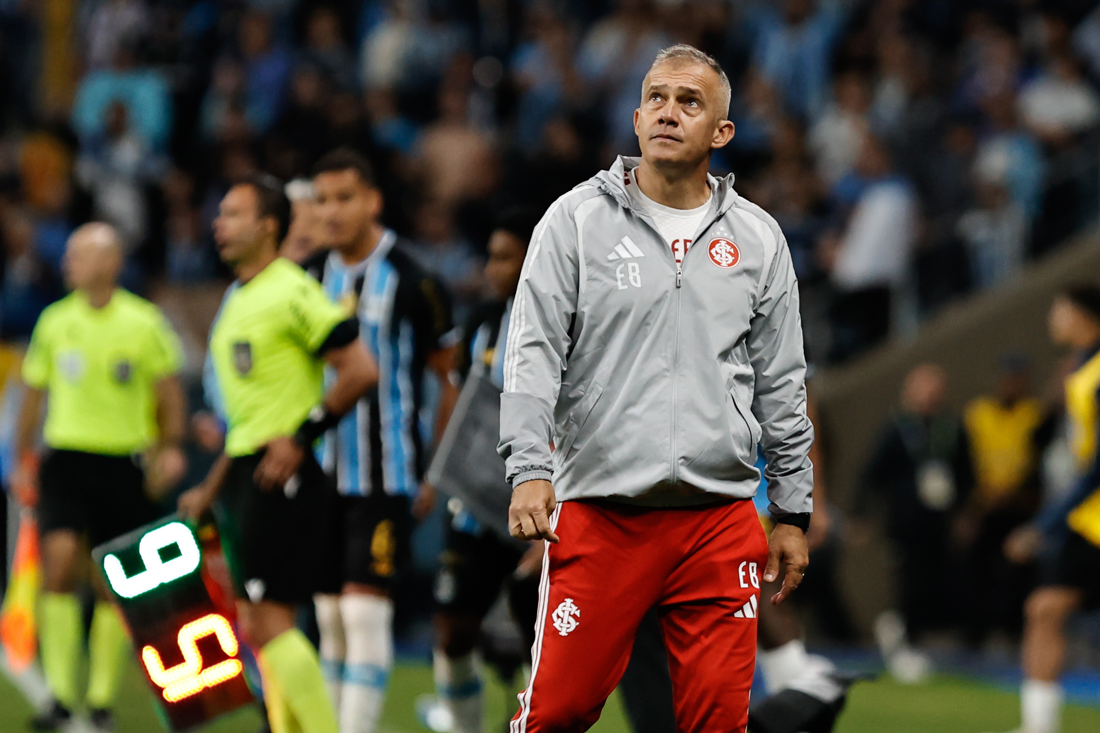 Eduardo Baptista diz que Inter cumpriu missão no Gre-Nal, mas lamenta empate: "Pouco sofremos"