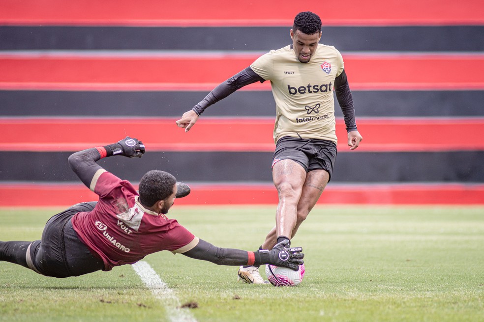 Lucas Arcanjo e Alerrandro em treino do Vitória — Foto: Victor Ferreira / EC Vitória