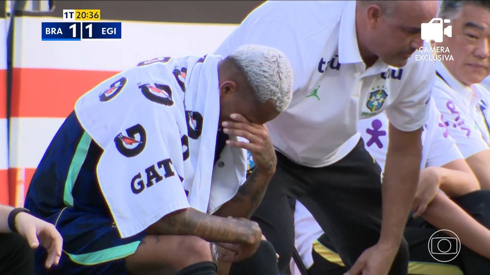 Wesley chora no banco de reservas depois de ser substituído em Brasil x Egito — Foto: Reprodução/TV Globo