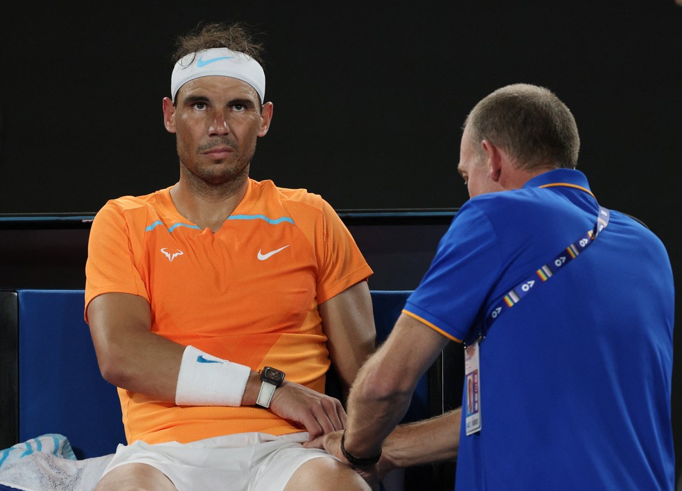 Nadal sente a coxa esquerda e é atendido fora de quadra no Australian Open 2023 — Foto: REUTERS