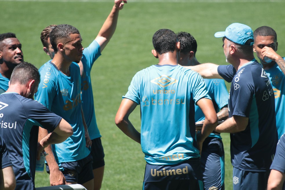 Mano Menezes conversa com os jogadores no jogo-treino deste sábado, na Arena