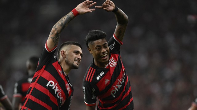 Arrascaeta e Bruno Henrique comemoram gol em Flamengo x Bahia