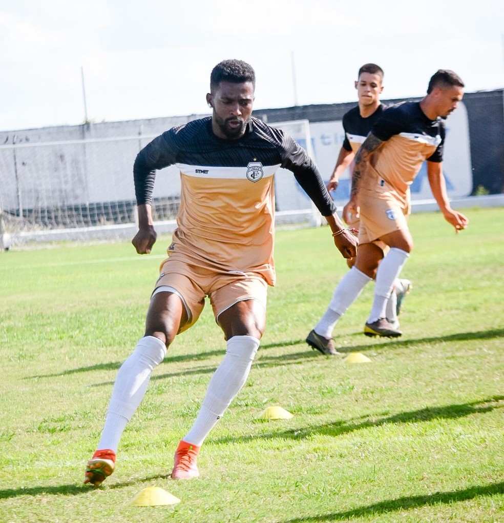 Adailson em treino do Treze — Foto: Daniel Vieira/Treze