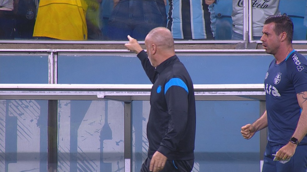 Mano Menezes aponta para torcedor do Grêmio após gol — Foto: Reprodução