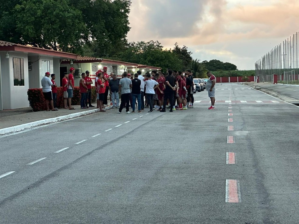 Torcedores do CRB cobram os jogadores no CT — Foto: Rodrigo Cedro/TV Asa Branca