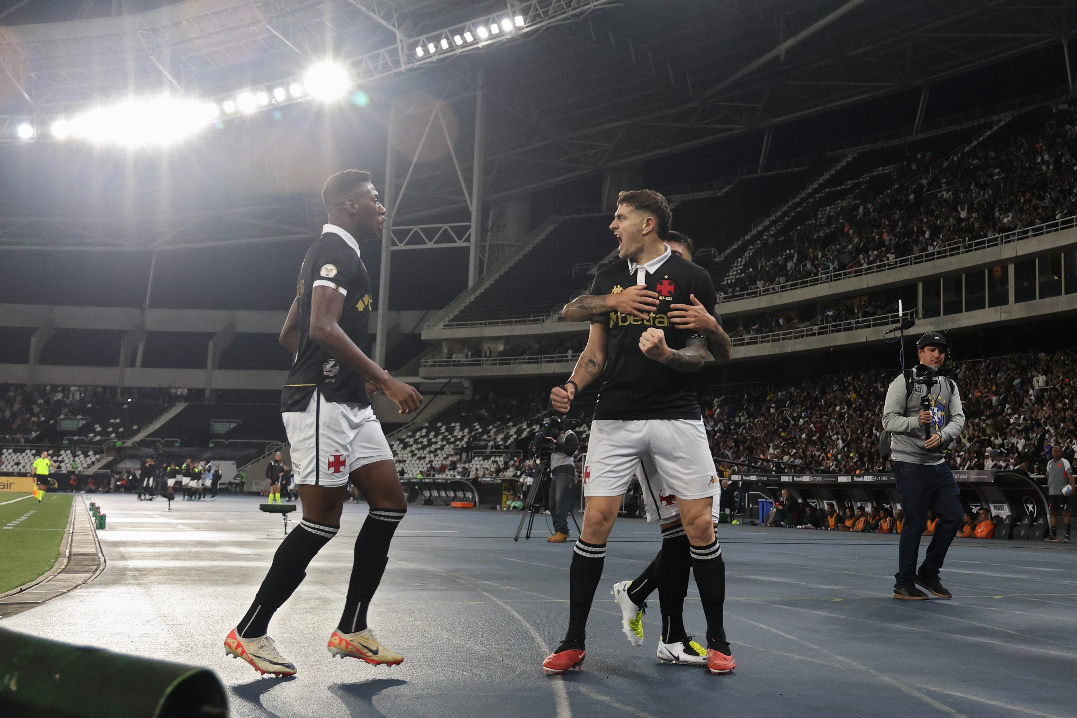 Vasco vai para seu 71º jogo no Nilton Santos: veja aproveitamento e quantas vezes venceu o Botafogo