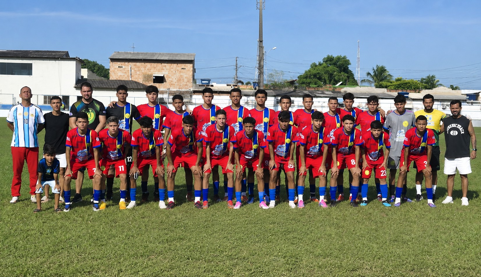 Jogadores de Plácido de Castro comemorando após o gol na partida contra Acrelândia.