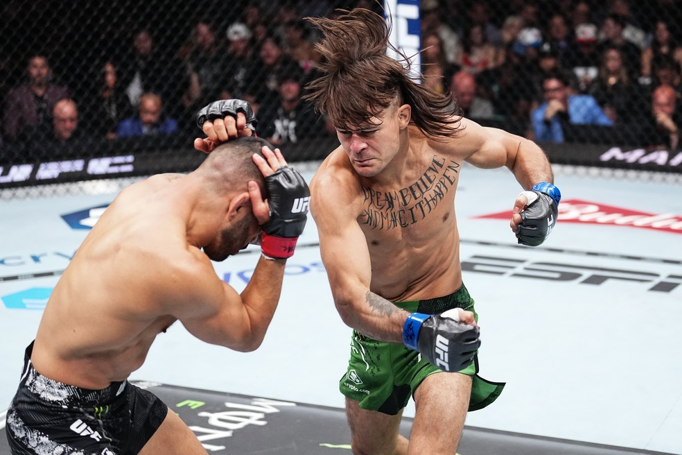Diego Lopes acerta cruzado de direita em Dan Ige no UFC 303 — Foto: Jeff Bottari/Zuffa LLC via Getty Images
