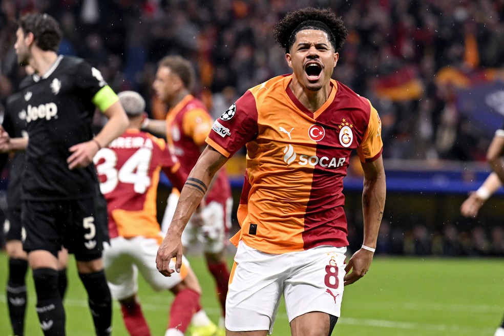 Gabriel Sara com a camisa do Galatasaray — Foto: Getty Images