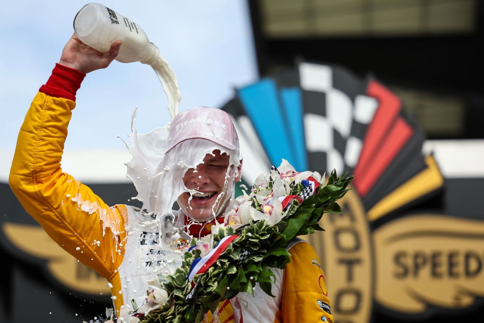 Josef Newgarden, atual vencedor das 500 Milhas de Indianápolis (Indy 500), comemora triunfo em 2023 com garrafa de leite — Foto: James Gilbert/Getty Images