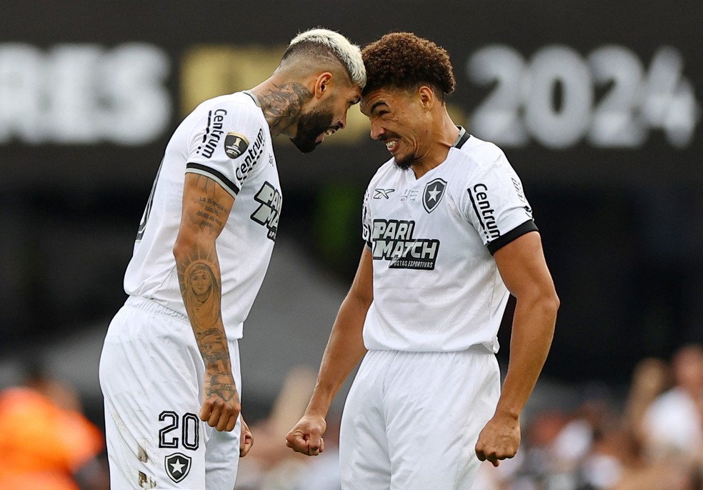 Adryelson (à direita) não ficará em 2025 — Foto: REUTERS/Agustin Marcarian