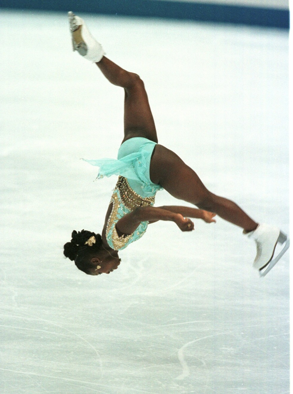 Surya Bonaly executou o mortal para trás nas Olimpíadas de Nagano, em 1998 — Foto: Getty Images