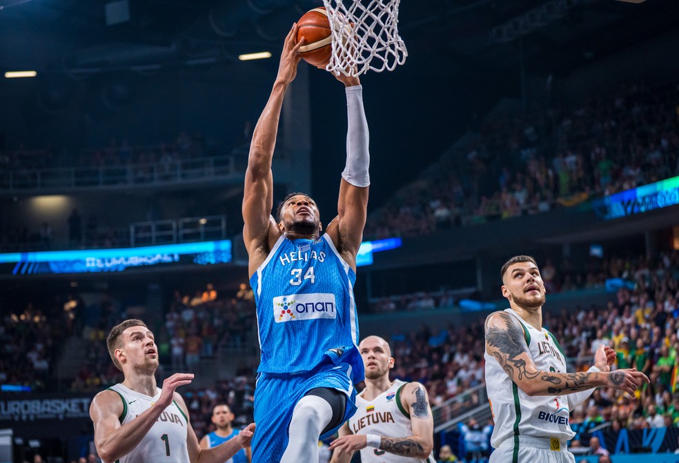 Giannis Antetokounpo em ação pela Grécia no EuroBasket — Foto: Matteo Marchi/FIBA via Getty Images
