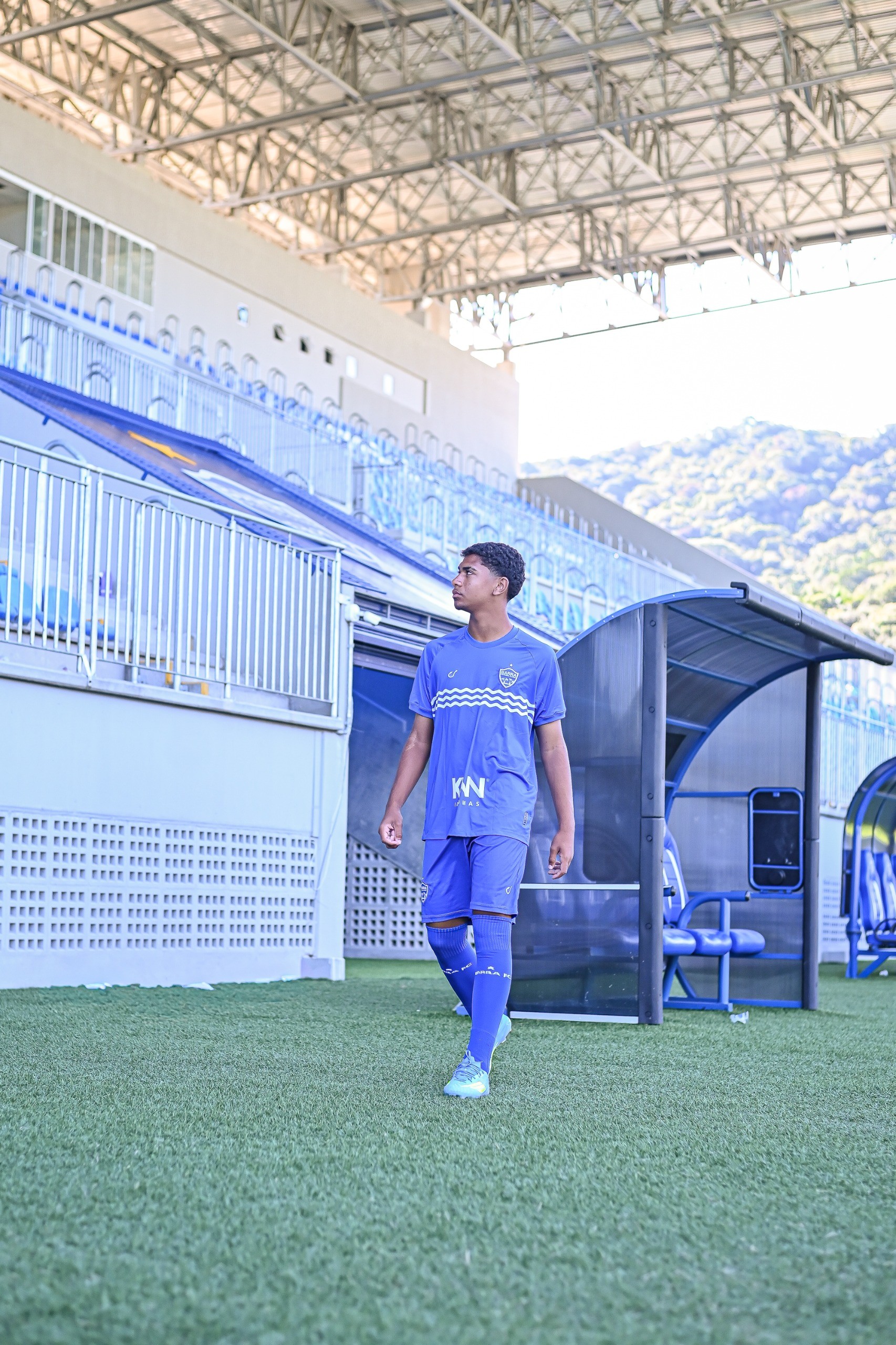 Destaque da base, meia sobe para o profissional do Barra