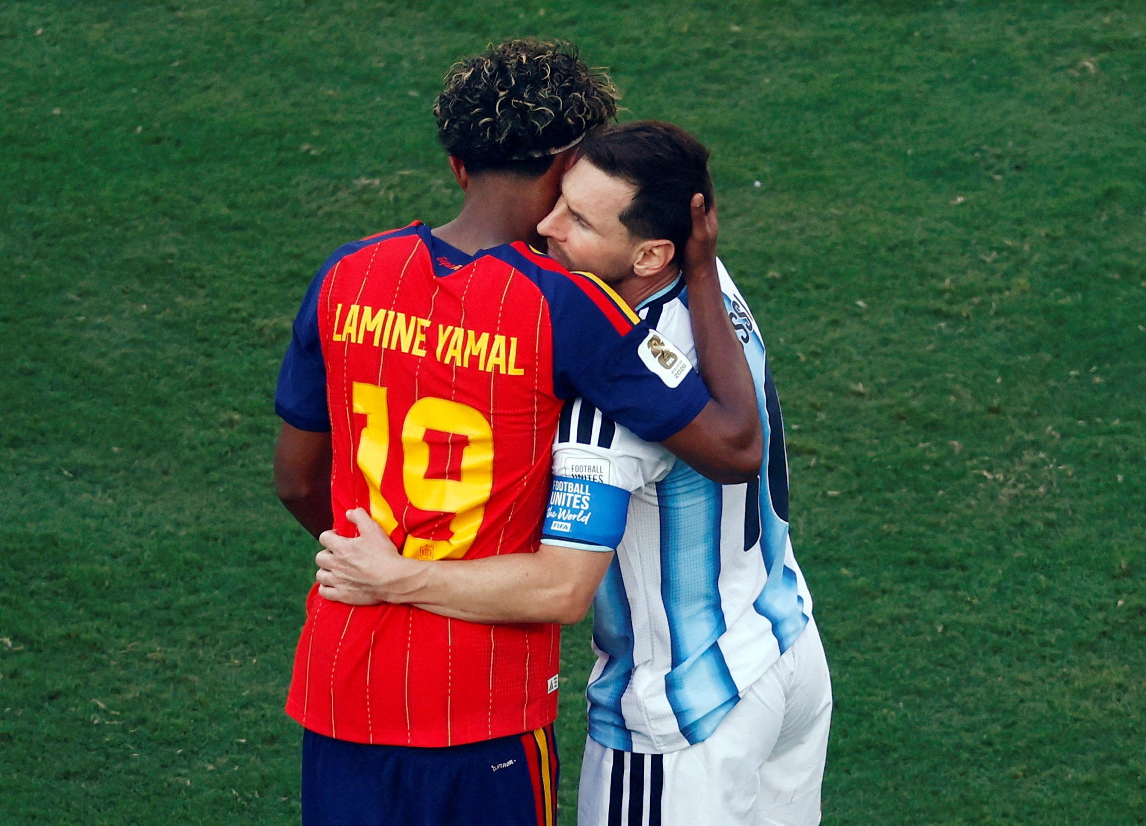 Yamal consola Messi depois de vitória da Espanha contra a Argentina; veja