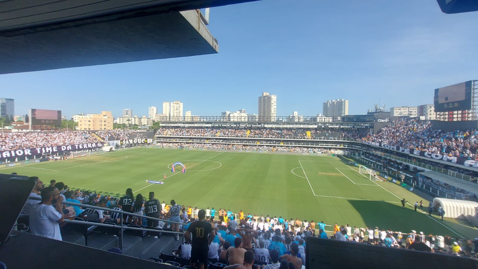 Santos e Corinthians se enfrentam em clássico decisivo; veja onde assistir e as escalações!