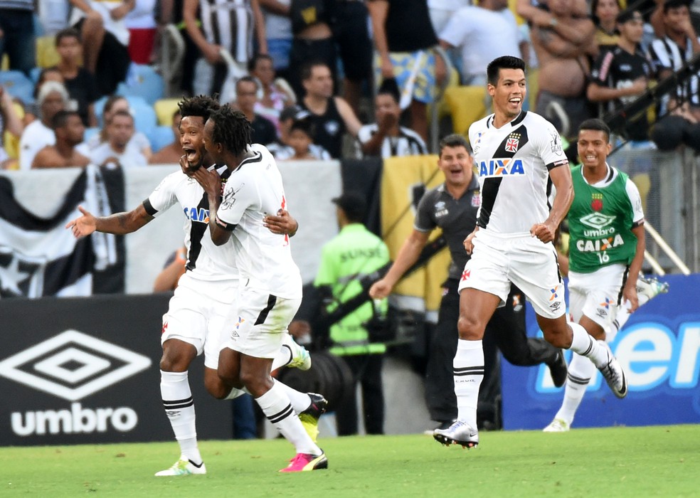 Rafael Vaz corre para o abra�o ap�s fazer o gol do t�tulo de 2016 � Foto: andr� dur�o