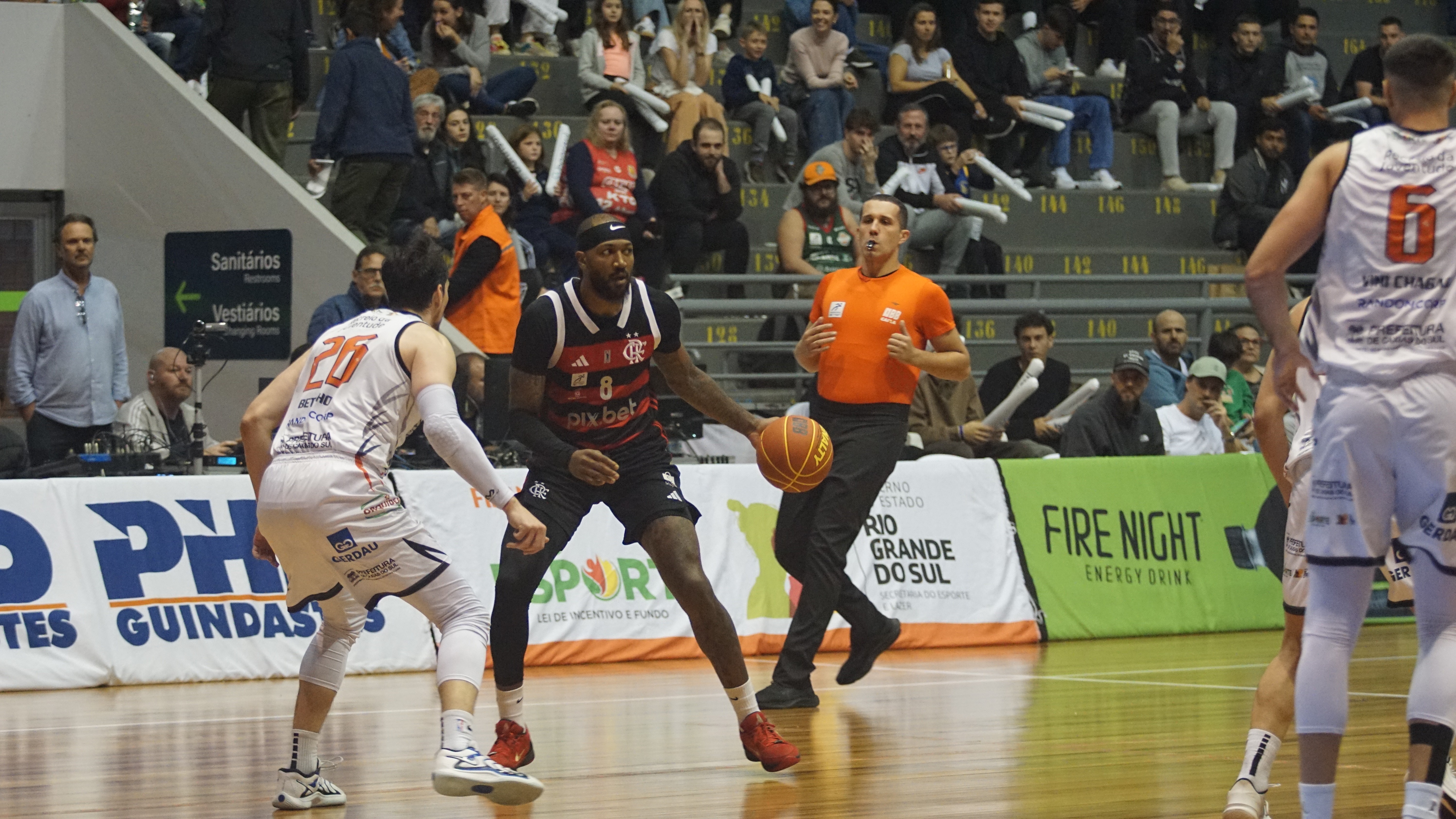 Flamengo domina Caxias no 3º quarto e lidera oitavas com vitória expressiva.