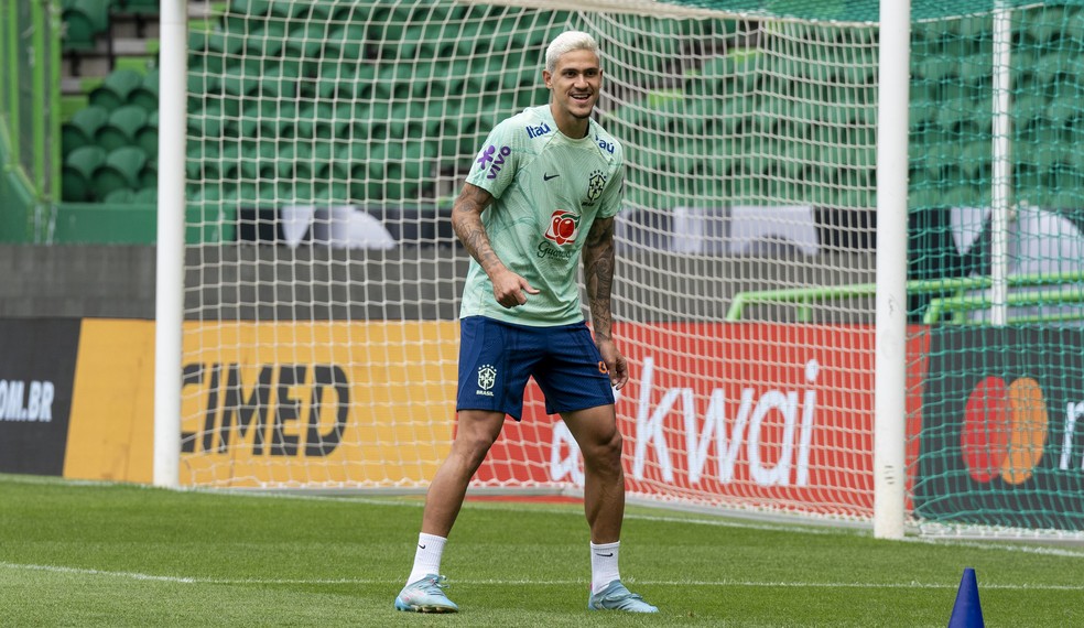 Pedro ri em treinamento da sele&ccedil;&atilde;o brasileira &mdash; Foto: Jo&iacute;lson Marconne/CBF