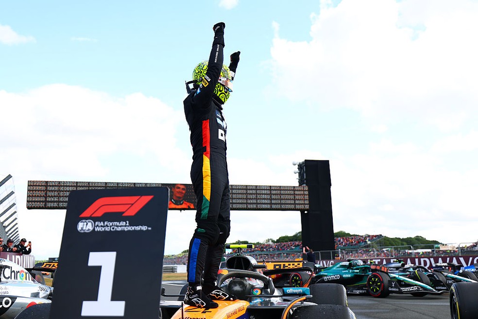 Lando Norris comemora a vitória no GP da Inglaterra de F1 — Foto: Bryn Lennon - Formula 1/Formula 1 via Getty Images