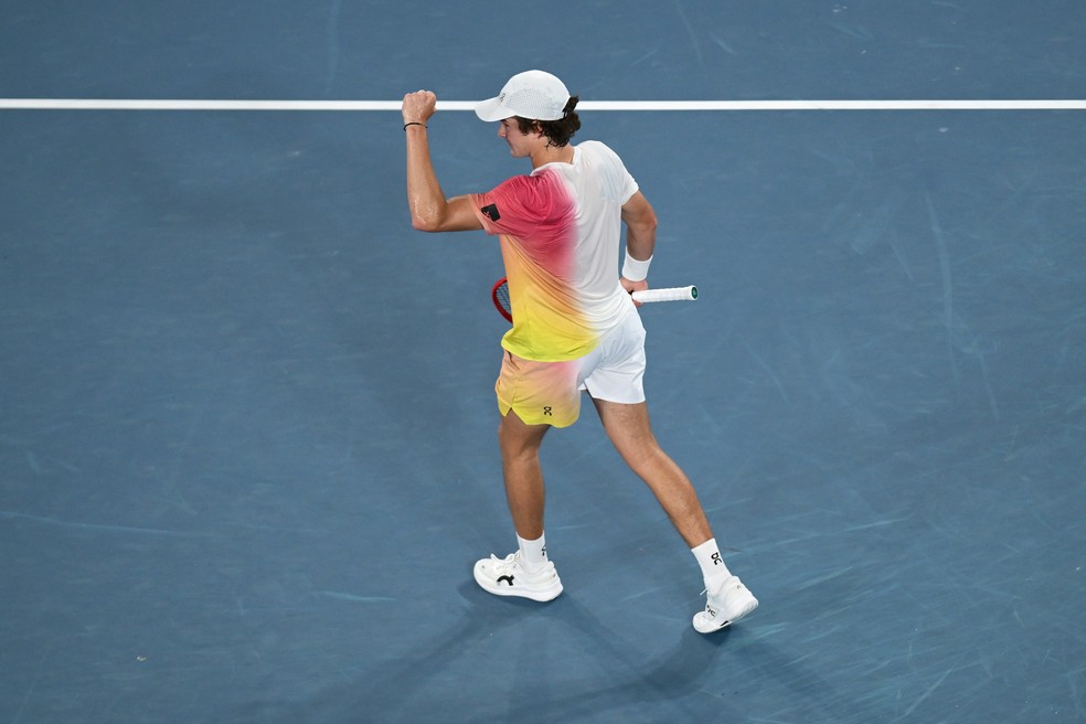 João Fonseca em ação na primeira rodada do Australian Open — Foto: Hannah Peters/Getty Images