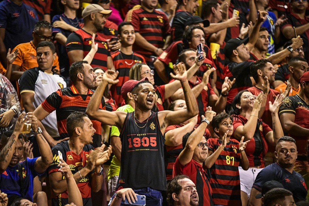 Com recorde de público na Ilha, Sport goleia Londrina e segue na briga pelo  título da Série B - Folha PE