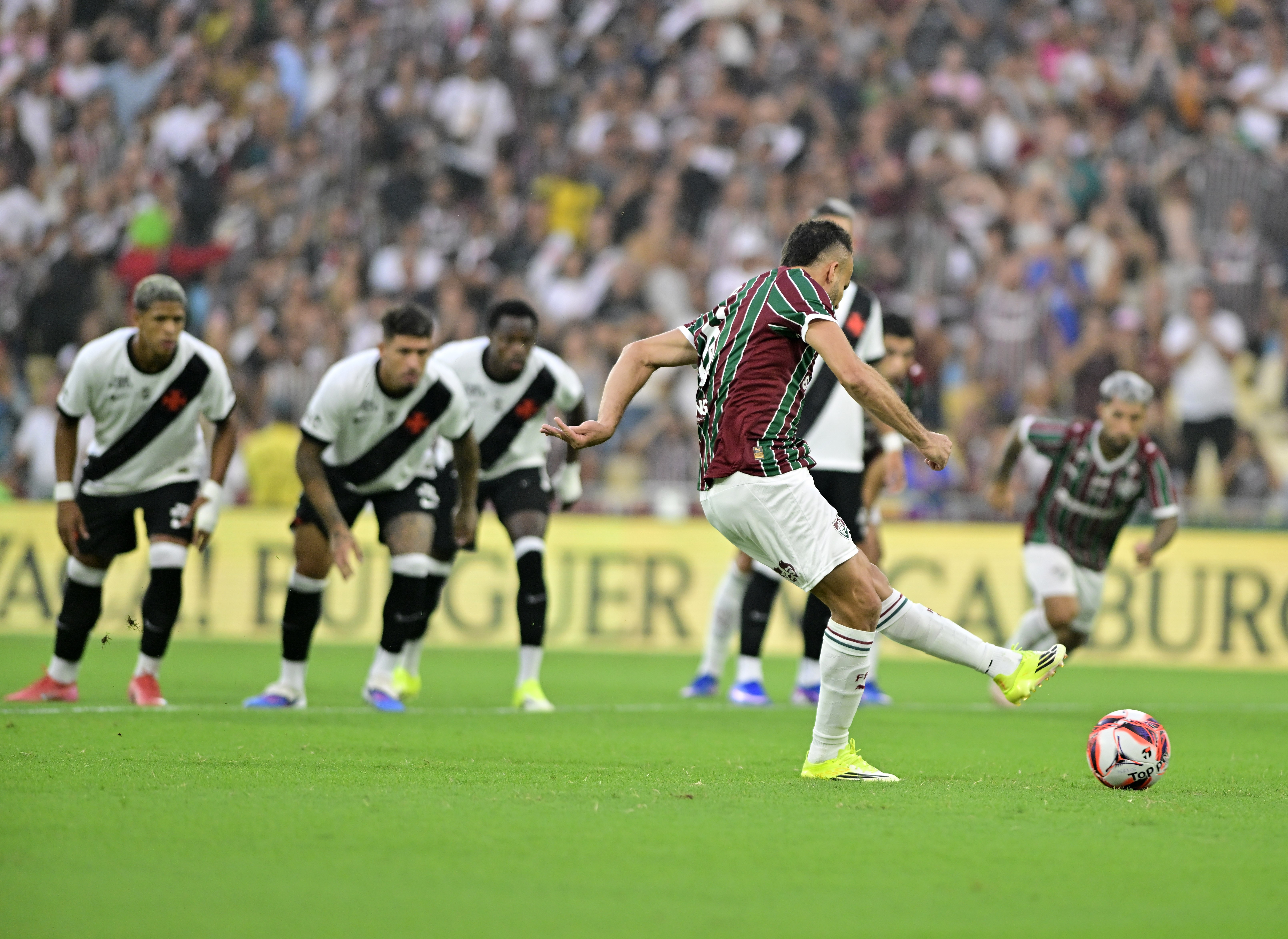 Fluminense perde título para o Flamengo em pênaltis e Zubeldía busca novo batedor após oito falhas em 2025