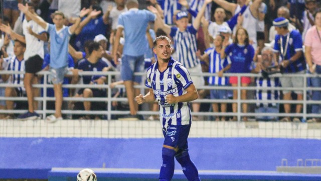 Guilherme Cachoeira comemora gol do CSA contra o Maringá