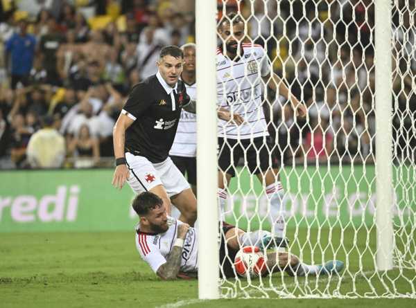 Eficiência defensiva: Léo Pereira sendo decisivo na linha do Flamengo.