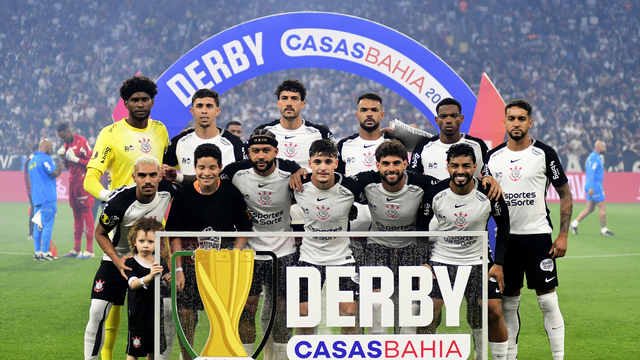 Jogadores do Corinthians posam antes de clássico contra o Palmeiras na Neo Química Arena pelo Campeonato Paulista