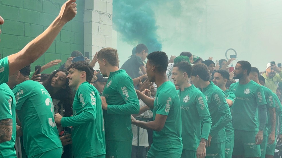 Jogadores do Palmeiras agradecem apoio da torcida na Academia — Foto: Camila Alves