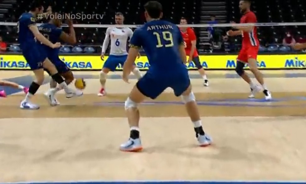 Flávio salva bola com o pé em vitória do Brasil no Mundial masculino de vôlei — Foto: Reprodução