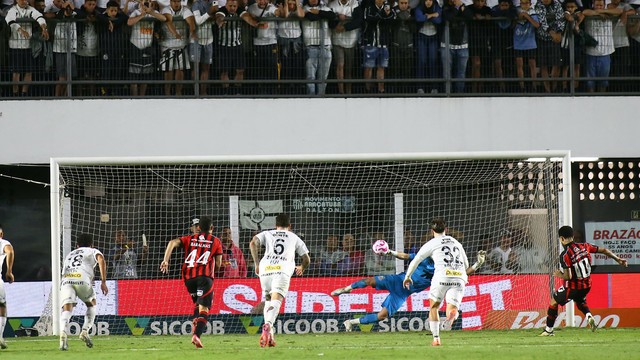 Matheuzinho cobra pênalti para abrir o placar