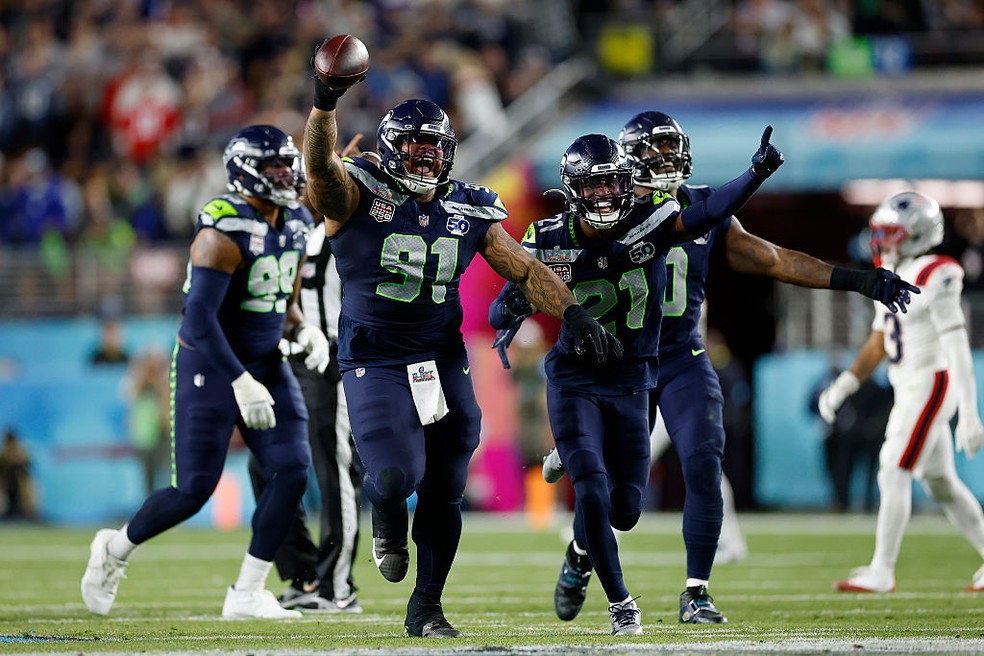 Defensores dos Seahawks comemoram fumble após sack em Drake Maye — Foto: Scott Strazzante/San Francisco Chronicle via Getty Images