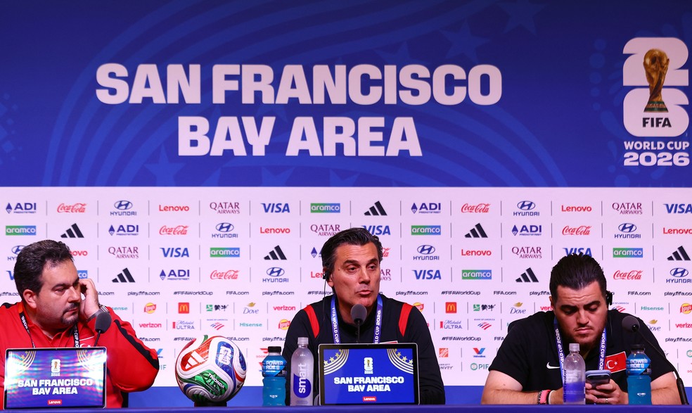 Técnico Vincenzo Montella em coletiva