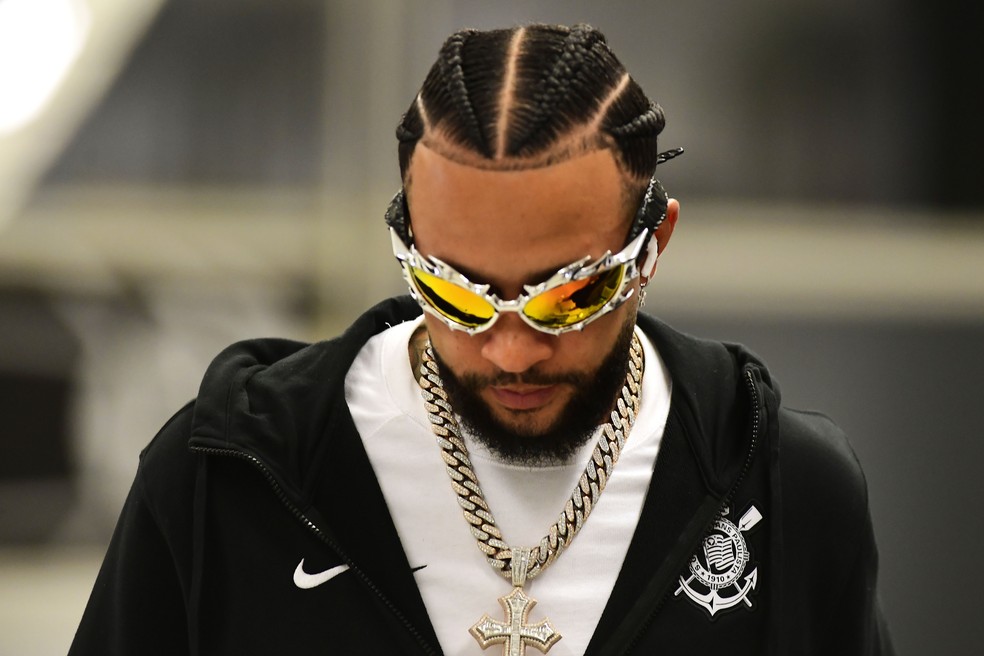 Memphis na chegada do Corinthians — Foto: Marcos Ribolli