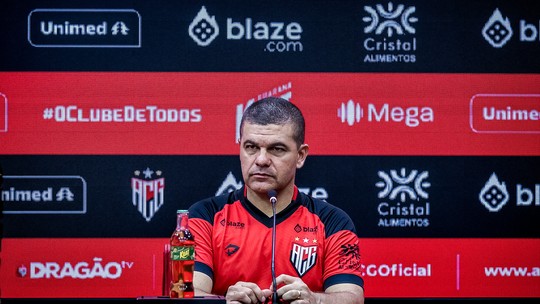 Perto do rebaixamento, Louzer falajogo que ganha muito dinheiro"honra" e vê elenco do Atlético-GO comprometido 