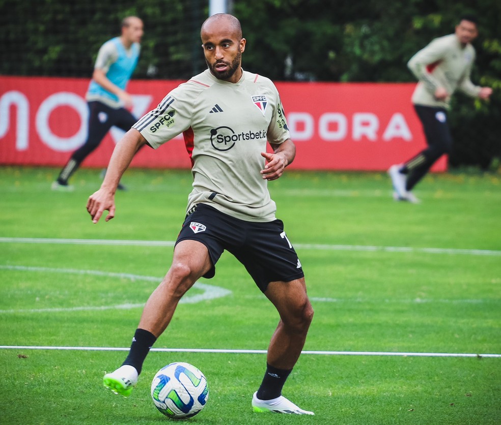 Lucas trabalha com bola em sessão de treinos no São Paulo — Foto: Divulgação
