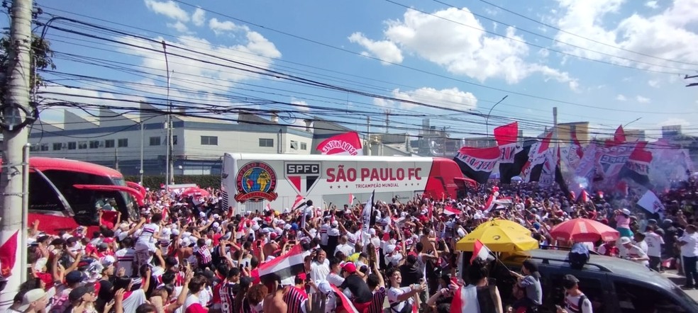 Ònibus do São paulo deixa o CT sob escolta da torcida — Foto: Arthur Sandes