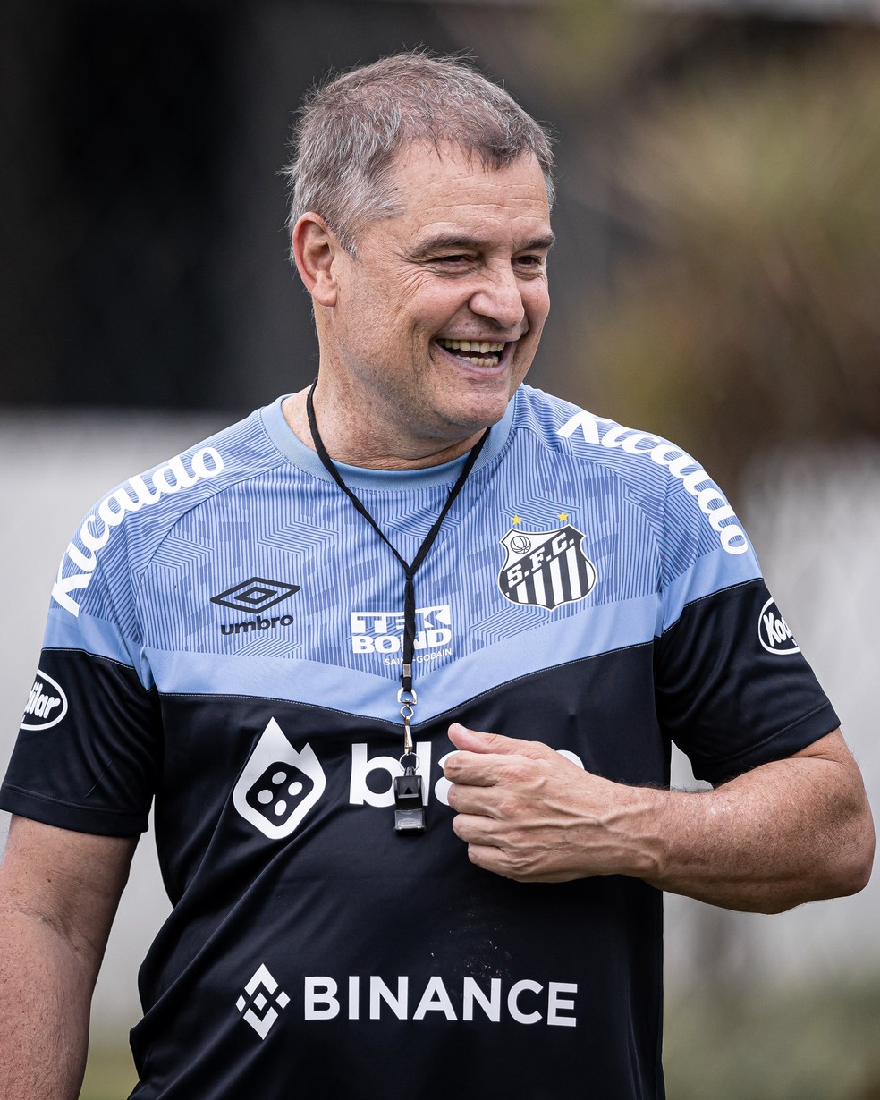 Diego Aguirre em treino do Santos — Foto: Raul Baretta/ Santos FC
