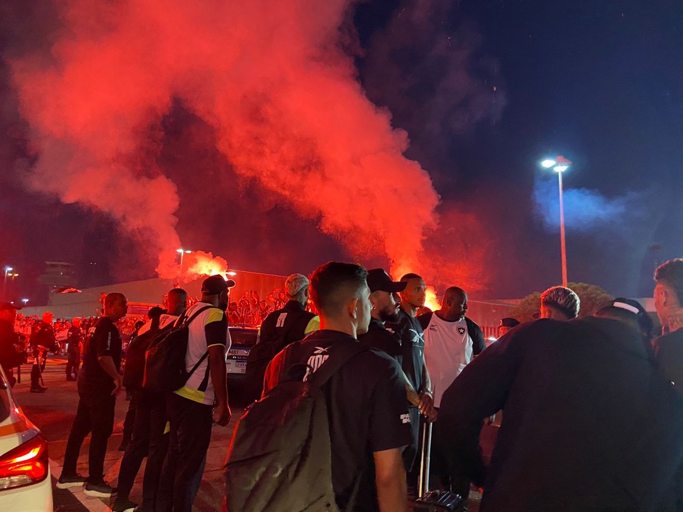 Torcida fez a festa no Galeão, em chegada do Botafogo — Foto: Jéssica Maldonado / ge