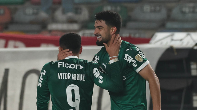 Vitor Roque e Flaco Lpez comemoram na goleada do Palmeiras