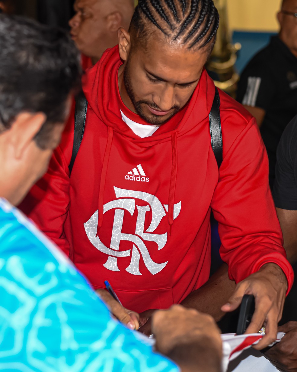 Pablo é recepcionado por torcedores do Flamengo em São Luís — Foto: Paula Reis / Flamengo