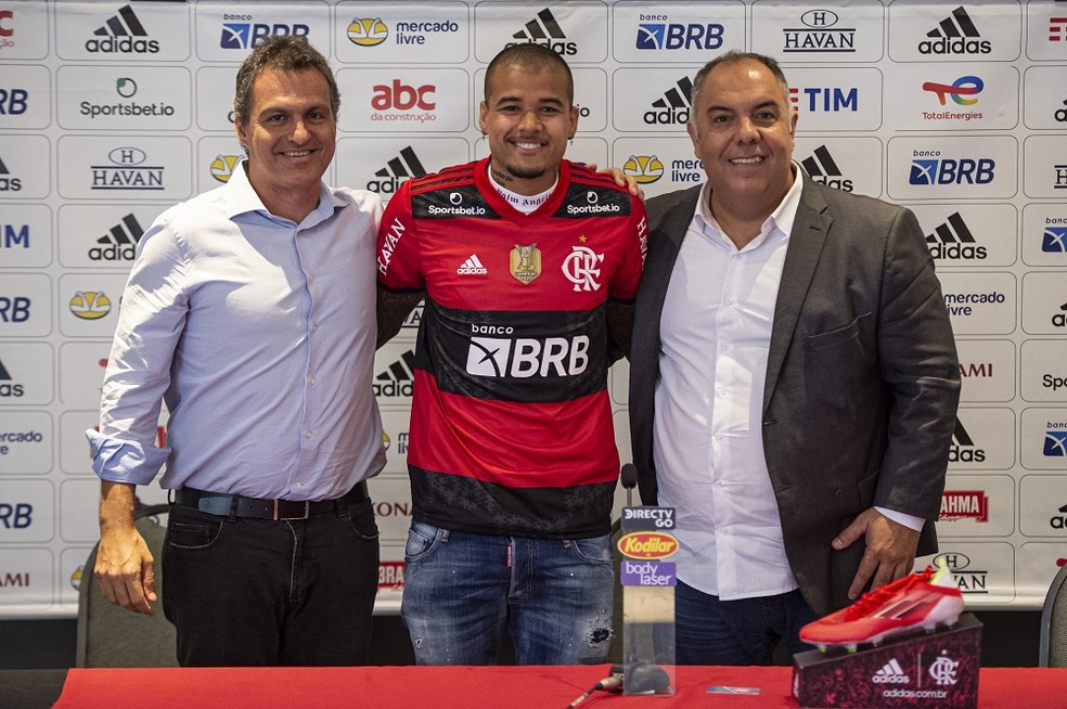 Kenedy na chegada ao Flamengo em 2021 — Foto: Alexandre Vidal/Flamengo