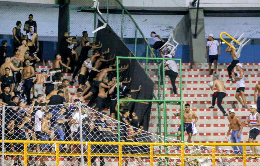 Organizadas de Ceará e Fortaleza brigam em jogo de futsal — Foto: Kid Jr./SVM