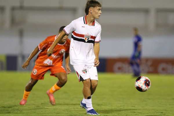 Caçula do São Paulo na Copinha, lateral começou como goleiro de futsal e se inspira em Rafinha