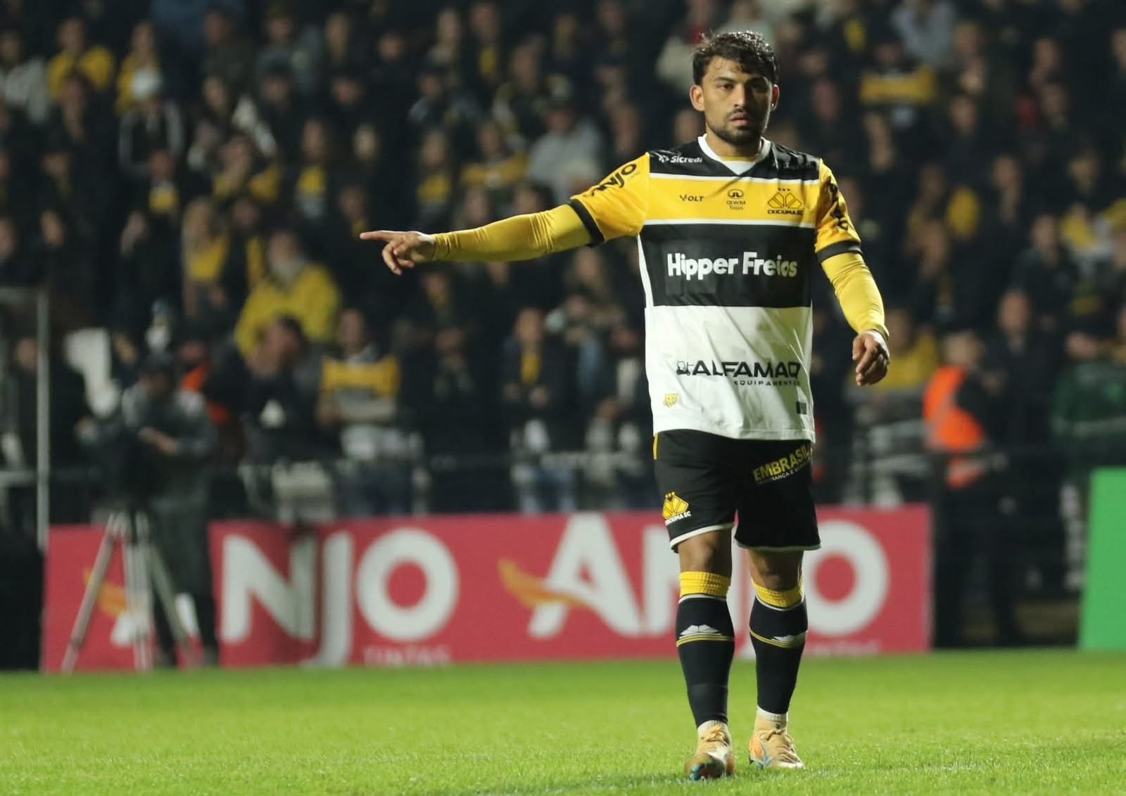 “Existe fazer a nossa parte” — Volante do Criciúma prega pés no chão com número mágico para acesso